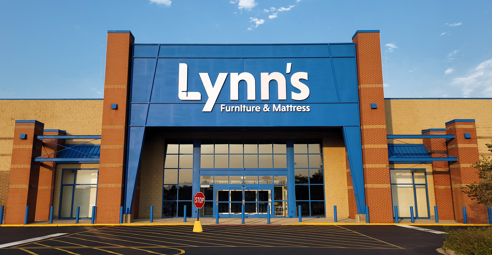 Lynn's Furniture & Mattress building entrance
